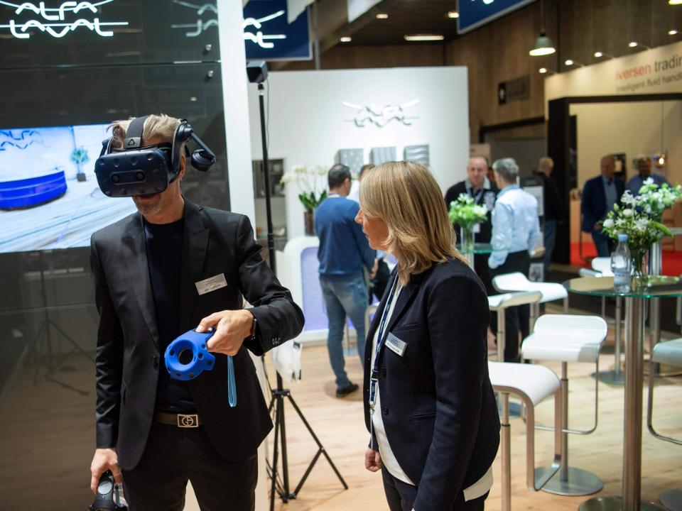 Besøgende udforsker virtual reality