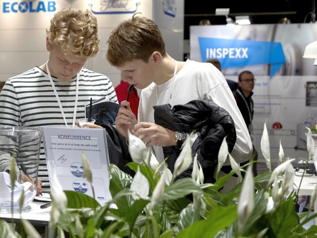 Studerende besøger messe